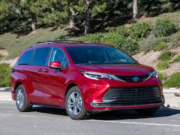 Our 10 Most Awarded Brands of 2021 - Kelley Blue Book - car reliability by manufacturer