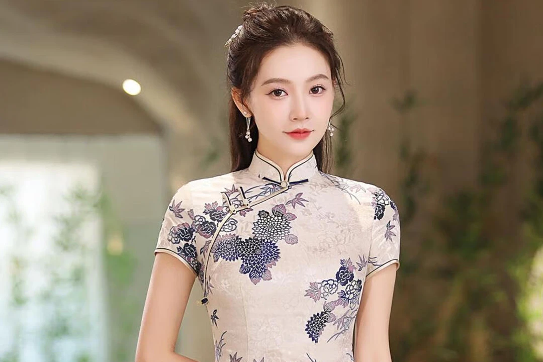 A relevant stock photo of collar china in a typical setting.