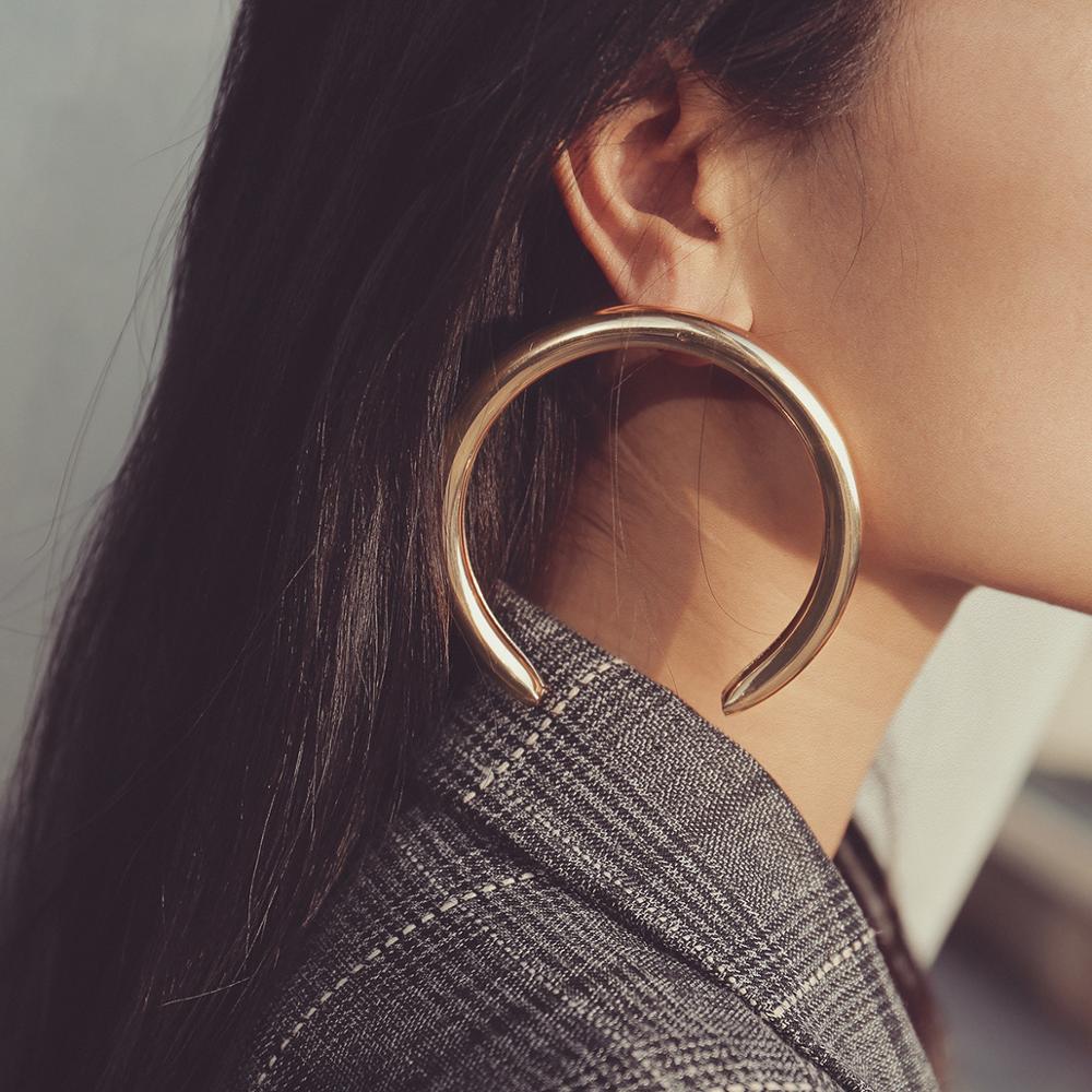 A relevant stock photo of earring manufacturer in a typical setting.