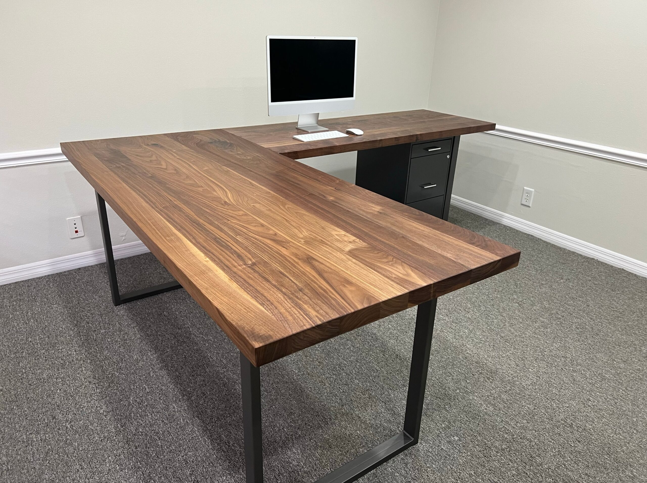 A relevant stock photo of l shaped desk custom in a typical setting.